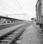 153115 Gezicht op het emplacement te Den Helder met links het perron, rechts de goederenloods en op de achtergrond het ...